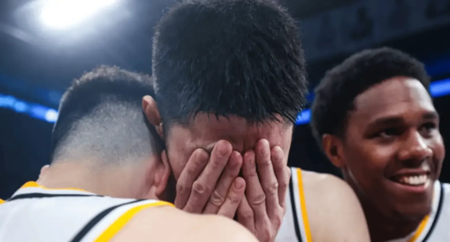 爱游戏体育在线-中国队教练压力巨大！，字母哥遭遇十五持续失利观众掌声雷动的简单介绍