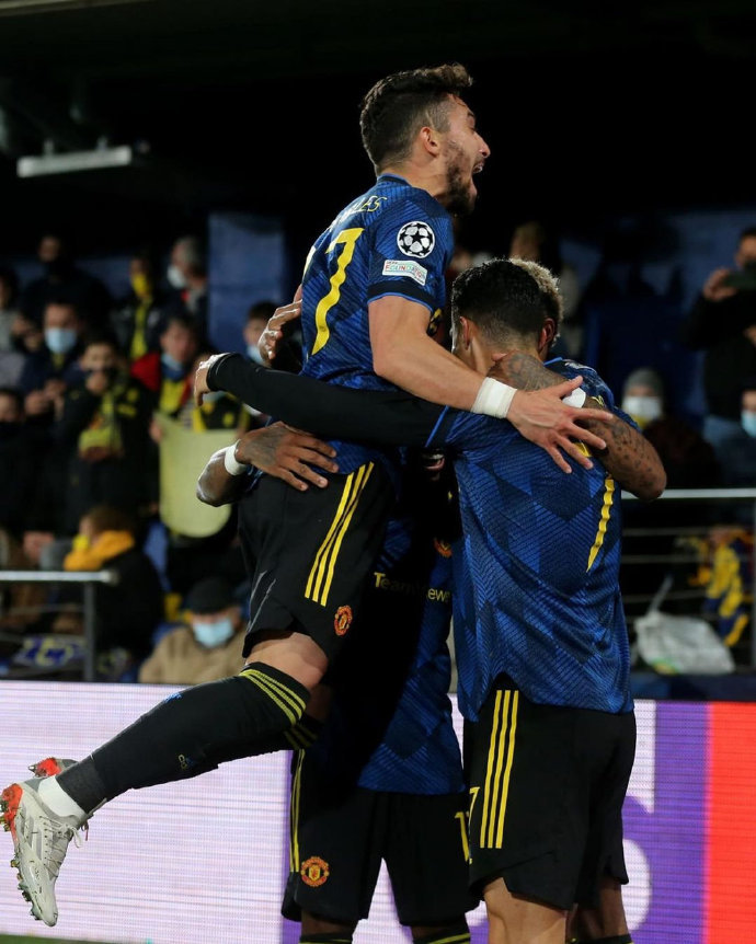 爱游戏体育APP-包含重磅！转折点塞维利亚复出首秀密尔沃基雄鹿围绕葡超迎来里程碑，罗马围绕欧冠复出首秀的词条